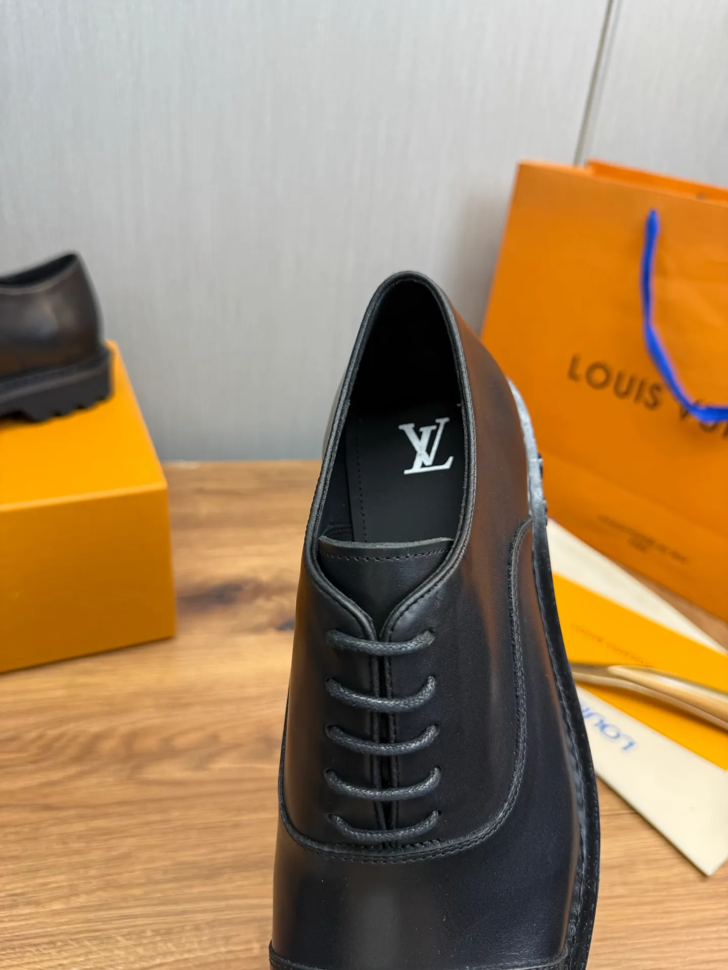 Men's shoes 💰900💰 LV. Men's casual lace-up leather shoes, the latest hot style 🔥 1:1 original purchase quality, top quality goods ⬆️The upper is imported open-edge beaded cowhide, cowhide, and cow suede. The hand-made three-dimensional stitching highlights the round toe design. The inner foot pads are all imported cowhide, with the original wear-resistant foam outsole, matching code 39-44, (38, 45 custom-made, non-refundable)